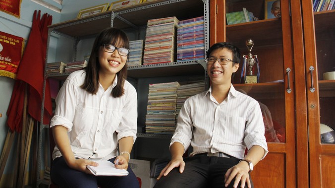 Thầy Đặng Văn Mười chia sẻ niềm vui đỗ đại học với cô học trò lớp học miễn phí Trần Thị Tuyết Minh. Ảnh: Thanh Trần.