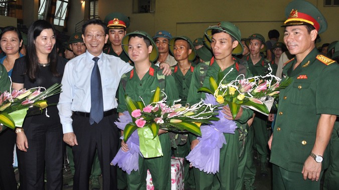 Chủ tịch UBND thành phố Hà Nội Nguyễn Thế Thảo và lãnh đạo Bộ Tư lệnh Thủ đô động viên thanh niên huyện Thanh Oai lên đường nhập ngũ, sáng 8/9.