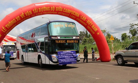 Việc thông xe giúp các phương tiện lưu thông qua lại giữa 3 nước Việt Nam, Lào và Campuchia thuận lợi hơn. Ảnh: Người lao động.