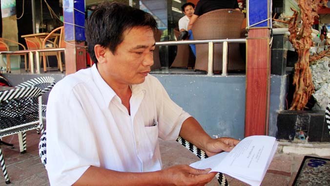 Ông Nguyễn Văn Thanh và đơn khiếu nại cơ quan chức năng về trường hợp con mình.