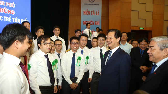 Thủ tướng Nguyễn Tấn Dũng trao đổi với các nhà khoa học trẻ tại buổi gặp mặt Ảnh: Như Ý.