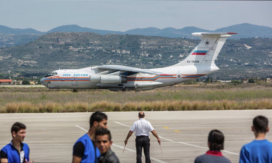 Một máy bay Nga đáp xuống Syria.