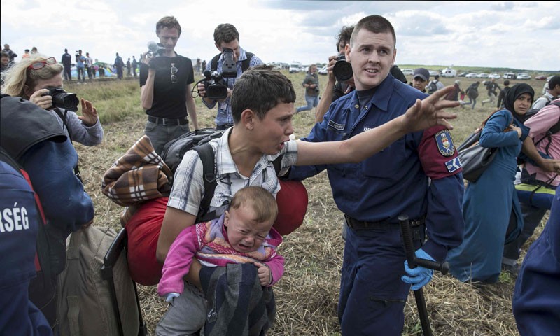 Cảnh sát Hungary và người tị nạn.