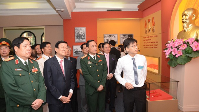 Chủ tịch nước Trương Tấn Sang và các đại biểu thăm Bảo tàng Ngành Cơ yếu Việt Nam.