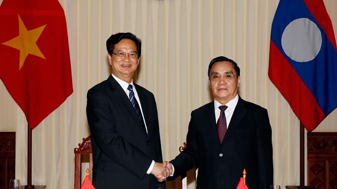 Thủ tướng Nguyễn Tấn Dũng và Thủ tướng Lào Thongsing Thammavong.