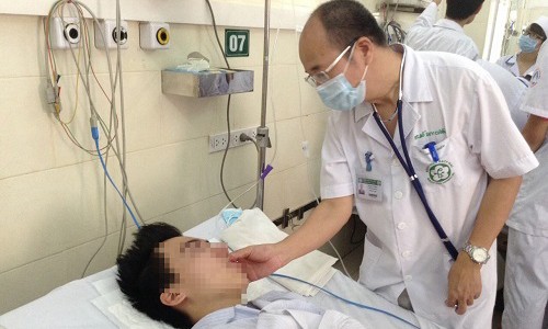 TS Đỗ Duy Cường, Phó trưởng khoa Truyền nhiễm, Bệnh viện Bạch Mai đang thăm khám cho bệnh nhân. Ảnh: Khám phá. 