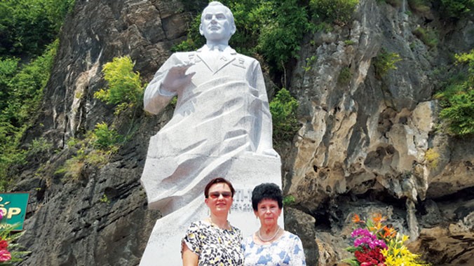 Mẹ con bà Tamara trước tượng đài Titov.