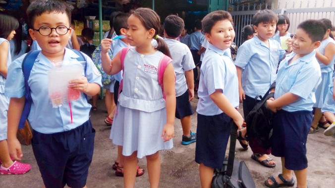 Mỗi học sinh trường Tiểu học N.T.T, quận Thủ Đức, TPHCM phải mặc 3 loại đồng phục khác nhau. Ảnh: Nguyễn Dũng.