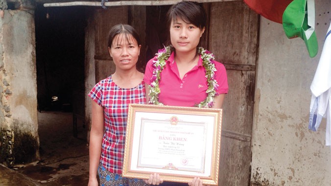 Hằng cùng mẹ bên Bằng khen của Chủ tịch tỉnh Nghệ An, tuyên dương học sinh đạt điểm cao trong kỳ thi THPT quốc gia 2015. Ảnh: Việt Hương.