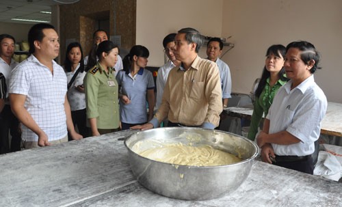 Đoàn liên ngành kiểm tra an toàn vệ sinh thực phẩm tại cơ sở bánh trung thu Bảo Phương. Ảnh: Hà Nội mới