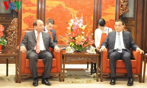 Phó Thủ tướng Nguyễn Xuân Phúc hội kiến Thủ tướng Trung Quốc Lý Khắc Cường. Ảnh: VOV