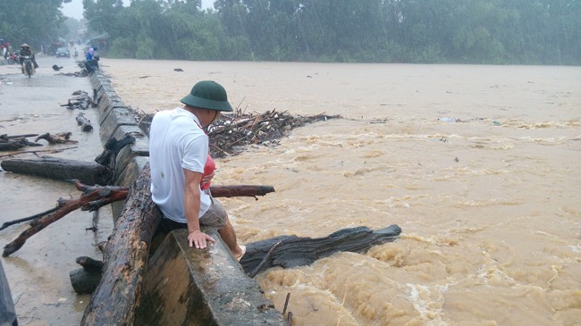 Mưa lớn, lũ dâng cao tại huyện Hương Sơn.