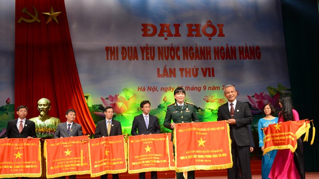 Nhiều tập thể cá nhân đã được nhận những danh hiệu cao quí. (Trong ảnh Phó tổng giám đốc Lê Thị Lợi - Đại diện MB nhận cờ thi đua Chính phủ).