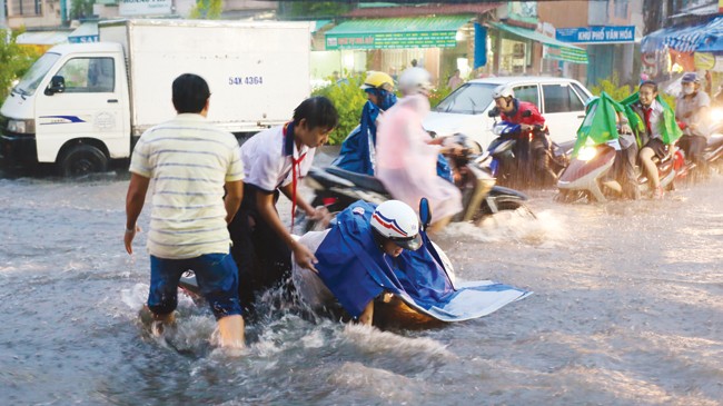 Đổ xe vì bị “sóng” đánh trên đường Phan Đăng Lưu, quận Bình Thạnh, TPHCM. Ảnh: Thảo Nguyên.