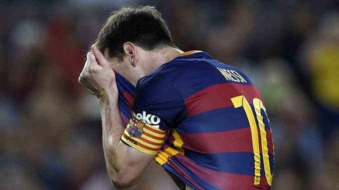 Messi bày tỏ sự không hài lòng với bản thân sau cú sút 11m hỏng ăn. Ảnh: GETTY IMAGES.