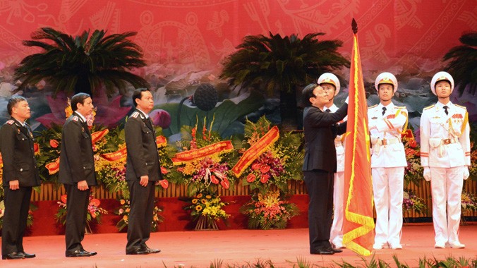 Chủ tịch nước Trương Tấn Sang trao huân chương Độc lập hạng Nhất cho ngành Thanh tra Việt Nam.
