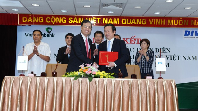 CEO Vietcombank Phạm Quang Dũng (bên trái) và CEO DIV Đào Quốc Tính ký kết Thỏa thuận Hợp tác toàn diện.