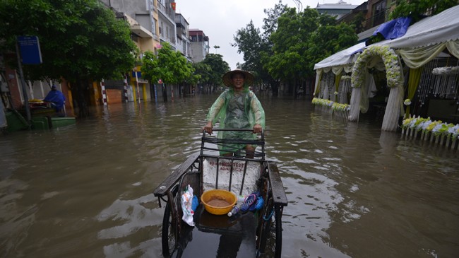 Cơn mưa rạng sáng 22/9 tuyến phố Ngọc Lâm (quận Long Biên) dài gần 1 km chìm trong biển nước, có nơi ngập sâu đến 70 cm. Ảnh: Như Ý.