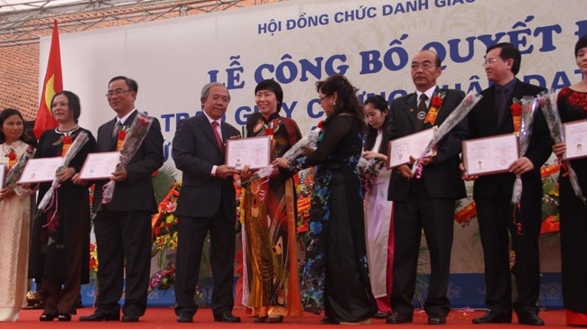 Hội đồng Chức danh Giáo sư Nhà nước tổ chức công bố Quyết định và trao giấy chứng nhận đạt tiêu chuẩn chức danh Giáo sư, Phó giáo sư năm 2013. Ảnh: Nguyễn Văn Huynh.