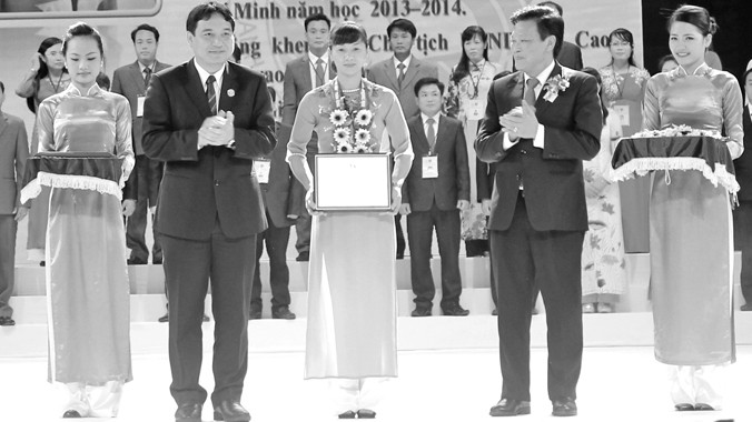 Bí thư thứ nhất T.Ư Đoàn Nguyễn Đắc Vinh trao thưởng cho cán bộ, công chức, viên chức trẻ giỏi.
