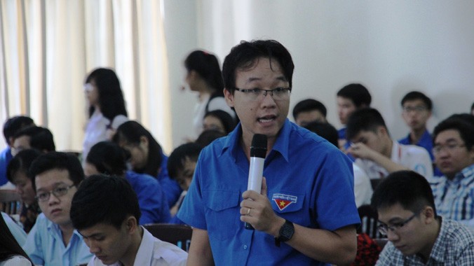 Anh Phạm Hữu Thái (Bí thư Đoàn trường ĐH Sư phạm Kỹ thuật TPHCM) phát biểu góp ý tại hội nghị.