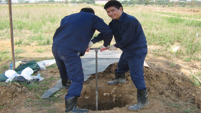 Hai cán bộ trẻ của Viện Công nghệ Sinh học tham gia quá trình khử độc đất nhiễm dioxin ở sân bay Biên Hòa bằng phương pháp phân hủy sinh học.