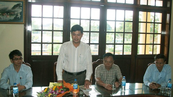 Ông Lê Phước Hoài Bảo (đứng) nhận quyết định làm Phó Giám đốc sở Kế hoạch Đầu tư Quảng Nam tháng 4/2015, vừa được bổ nhiệm Giám đốc Sở này khi mới 30 tuổi. Ảnh: dpiqnam.gov.vn.