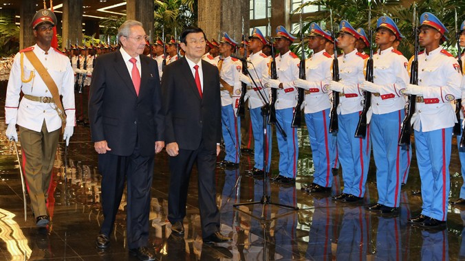 Chủ tịch Cuba Raul Castro và Chủ tịch nước Trương Tấn Sang duyệt đội danh dự.