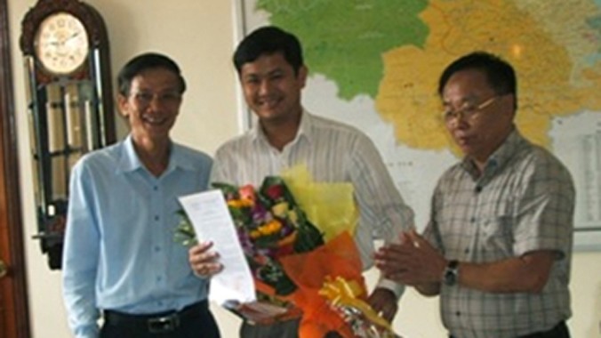 Lê Phước Hoài Bảo (đứng giữa) nhận quyết định làm Phó Giám đốc Sở KH&ĐT Quảng Nam hồi tháng 4/2015.