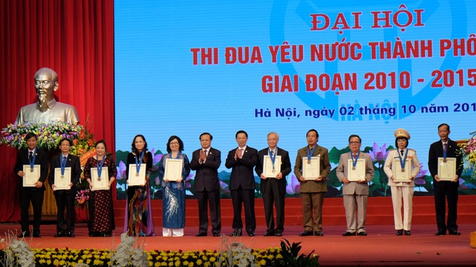 10 công dân ưu tú Thủ đô 2015 nhận bằng khen của thành phố.