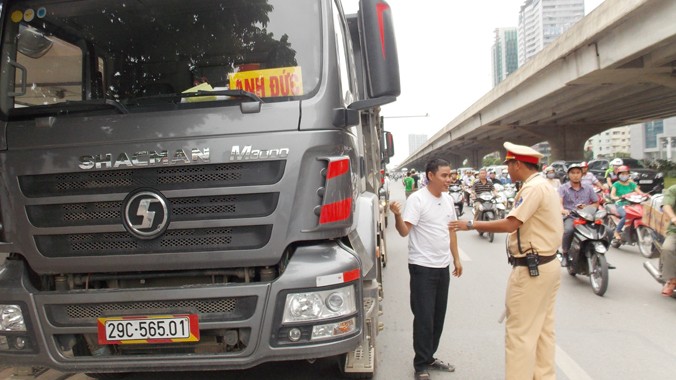 Xe tải đi vào phố cấm giờ cấm đeo biển hiệu “Anh Đức” bị CSGT xử lý trên đường Phạm Hùng ngày 5/10. Ảnh: T.Đảng.