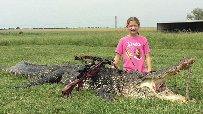 Bé gái 10 tuổi đã hạ gục được cá sấu khổng lồ nặng 360 kg.