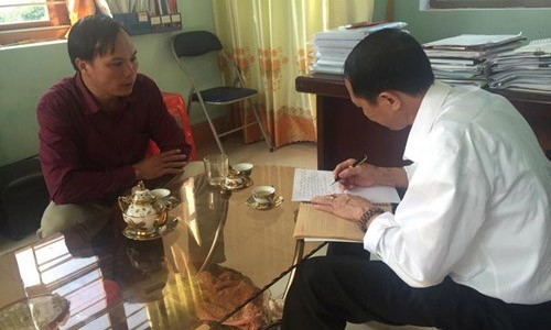 Ông Vi Văn Tuấn, Chủ tịch UBND xã Xuân Mai, huyện Văn Quan, tỉnh Lạng Sơn trao đổi với phóng viên về vụ việc.