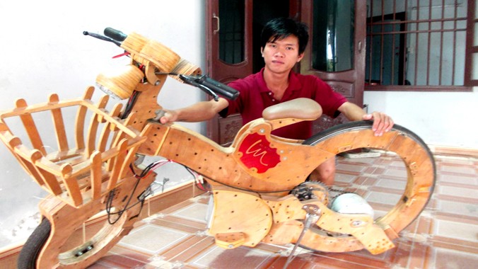 Huỳnh Phước Đức bên xe đạp điện không săm. Ảnh: N.T.