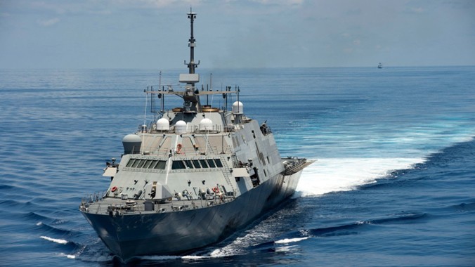 Tàu tác chiến ven bờ USS Fort Worth bị chiến hạm Trung Quốc bám theo khi tuần tra ở biển Đông hồi tháng 5/2015.