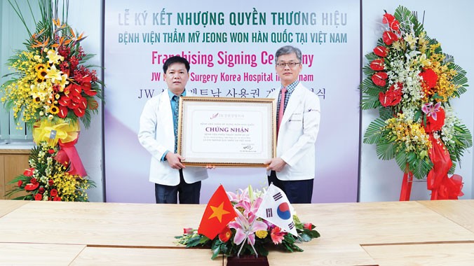 TS-BS Nguyễn Phan Tú Dung và TS. BS. Man Koon Suh – Viện trưởng Bệnh viện thẩm mỹ Jeong Won Hàn Quốc tại lễ ký kết nhượng quyền thương hiệu.