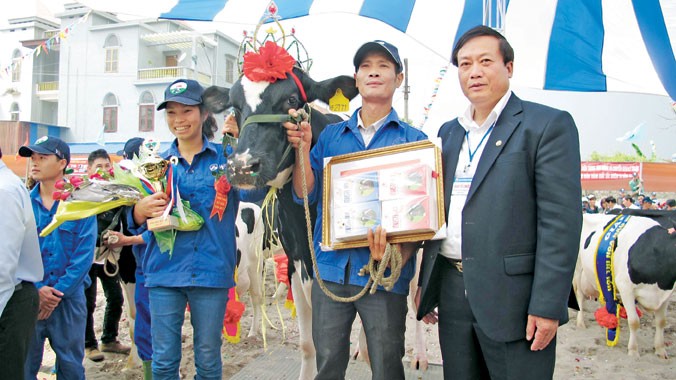 Trung tuần tháng Mười hàng năm, Mộc Châu lại tổ chức “Hoa hậu bò sữa”. Trong ảnh, doanh nhân Trần Công Chiến trao vương miện “Hoa hậu bò sữa” và phần thưởng cho gia đình có bò “đăng quang”.
