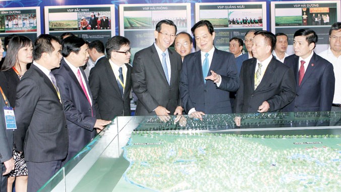 Thủ tướng Nguyễn Tấn Dũng gặp gỡ, trò chuyện với các đại biểu dự lễ khởi công dự án VSIP Nghệ An. Ảnh: Sỹ Minh.