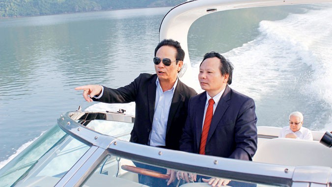 Ông Ðào Hồng Tuyển- Chủ tịch Tập đoàn Tuần Châu (bên trái) và ông Nguyễn Văn Tuấn - Tổng cục trưởng Tổng cục Du lịch trao đổi về những ý tưởng kết nối du lịch Vịnh Hạ Long- Cát Bà.