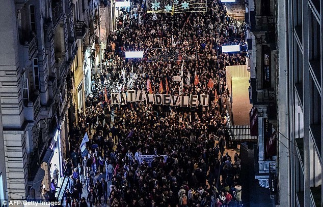 Đường phố Istanbul chật kín người biểu tình ở Istanbul. Ảnh: Getty
