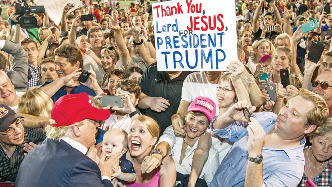 Sự có mặt của Donald Trump luôn thu hút đám đông cuồng nhiệt. Ảnh: Imgur.