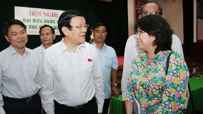 Chủ tịch nước Trương Tấn Sang tiếp xúc cử tri TPHCM. Ảnh: Nguyễn Khang.