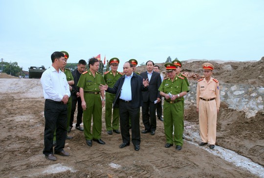 Phó Thủ tướng yêu cầu chính quyền địa phương phải phối hợp tốt với các cơ quan chức năng để xử lý dứt điểm tình trạng khai thác cát lậu trên sông Hồng. Ảnh: Người lao động.
