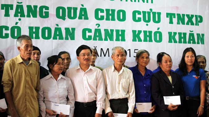 Phó TBT báo Tiền Phong Vũ Tiến (thứ ba từ trái sang), Bí thư Tỉnh Đoàn Bắc Kạn Đỗ Thị Hiền cùng các cựu TNXP tại lễ trao quà.