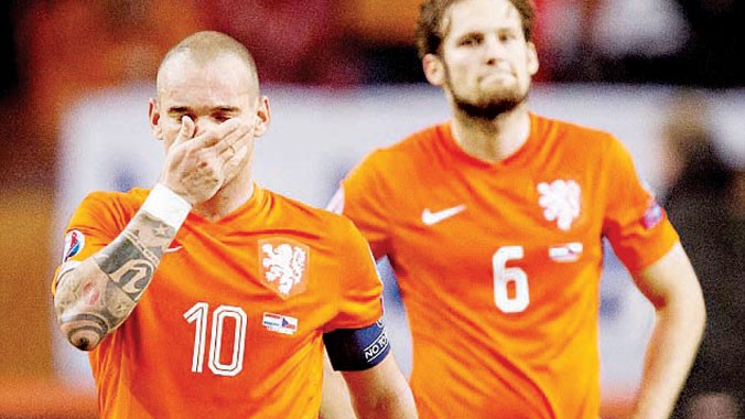 Các cầu thủ Hà Lan thất vọng khi không vượt qua nổi vòng loại Euro 2016. Ảnh: EPA.