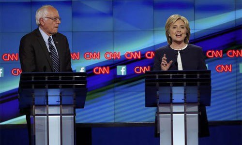 Ông Bernie Sanders (trái) và bà Hillary Clinton trong cuộc tranh luận tối ngày 13/10 - Ảnh: Reuters.