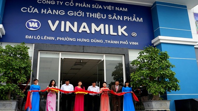 Lễ cắt băng khai trương điểm bán hàng “Tự hào hàng Việt Nam” tại cửa hàng Vinamilk, số 4 Đại lộ Lê Nin, Nghệ An.