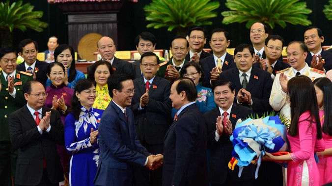 Đồng chí Lê Thanh Hải chúc mừng 4 Phó Bí thư Thành ủy cùng Ban Chấp hành Đảng bộ TPHCM nhiệm kỳ 2015-2020. Ảnh: TTXVN.