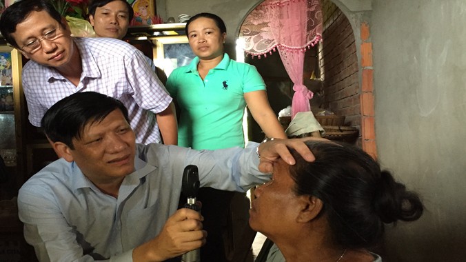 Thứ trưởng Nguyễn Thanh Long kiểm tra mắt cho bệnh nhân Lý Thị Hiên. Ảnh: L.N.