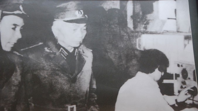 Đại tướng Võ Nguyên Giáp thăm một đơn vị Trinh sát kỹ thuật Cục 2 đêm 20/12/1972.